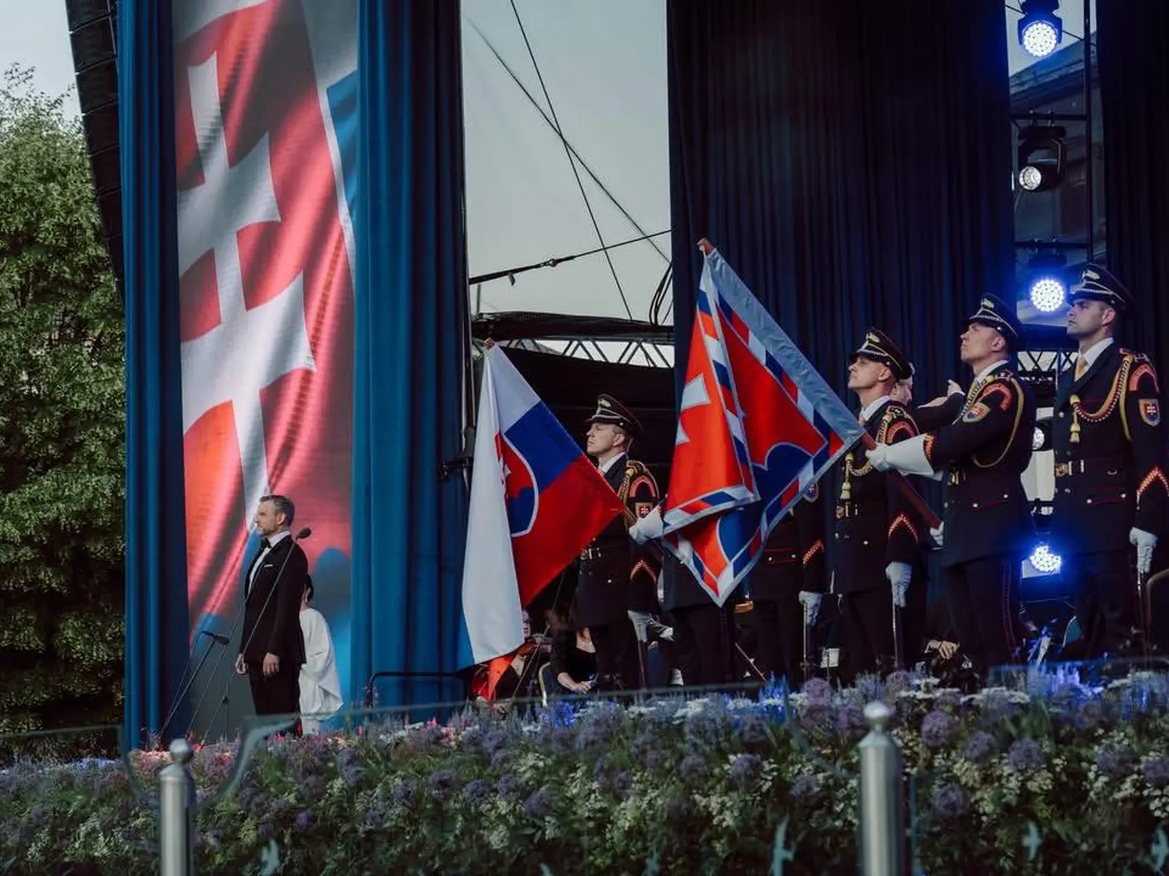 "S úctou som prijal pozvanie pána prezidenta na výnimočný koncert Slovenskej filharmónie. Zazneli diela slovenských aj svetových skladateľov v podaní špičkových umelcov," napísal Podpredseda vlády SR pre Plán obnovy a odolnosti a využívanie eurofondov Peter Kmec. 