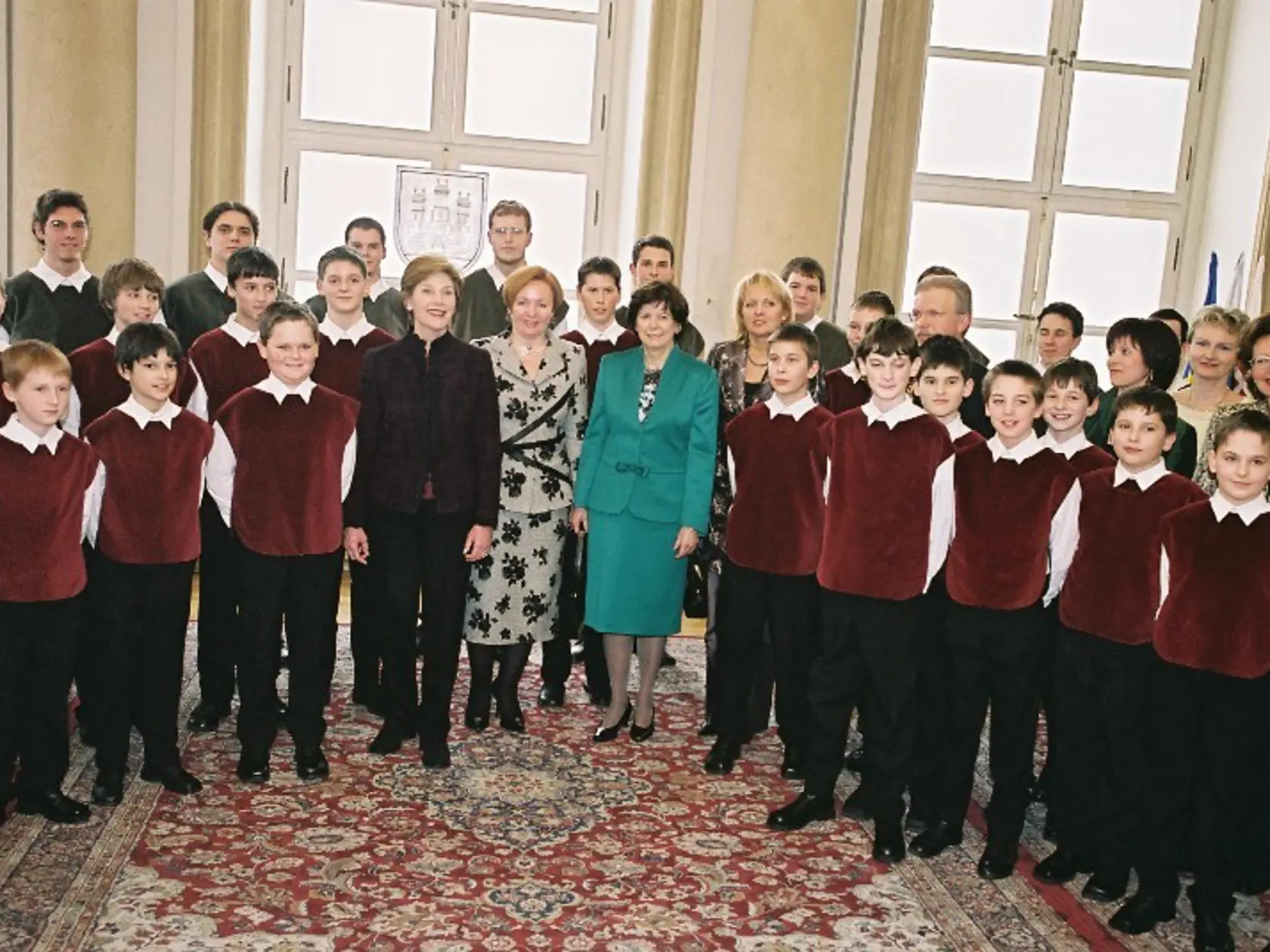 Bratislavský chlapčenský zbor a Laura Bushová, Ľudmila Putinová a Silvia Gašparovičová.