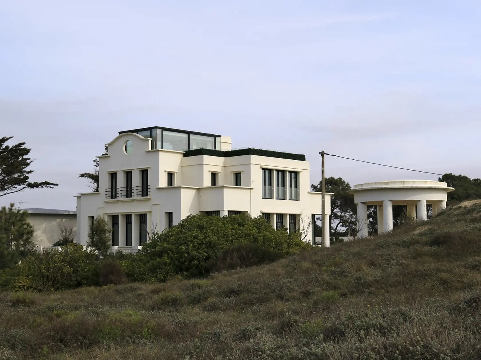Vila s pozemkom zaberá 5000 metrov štvorcových.