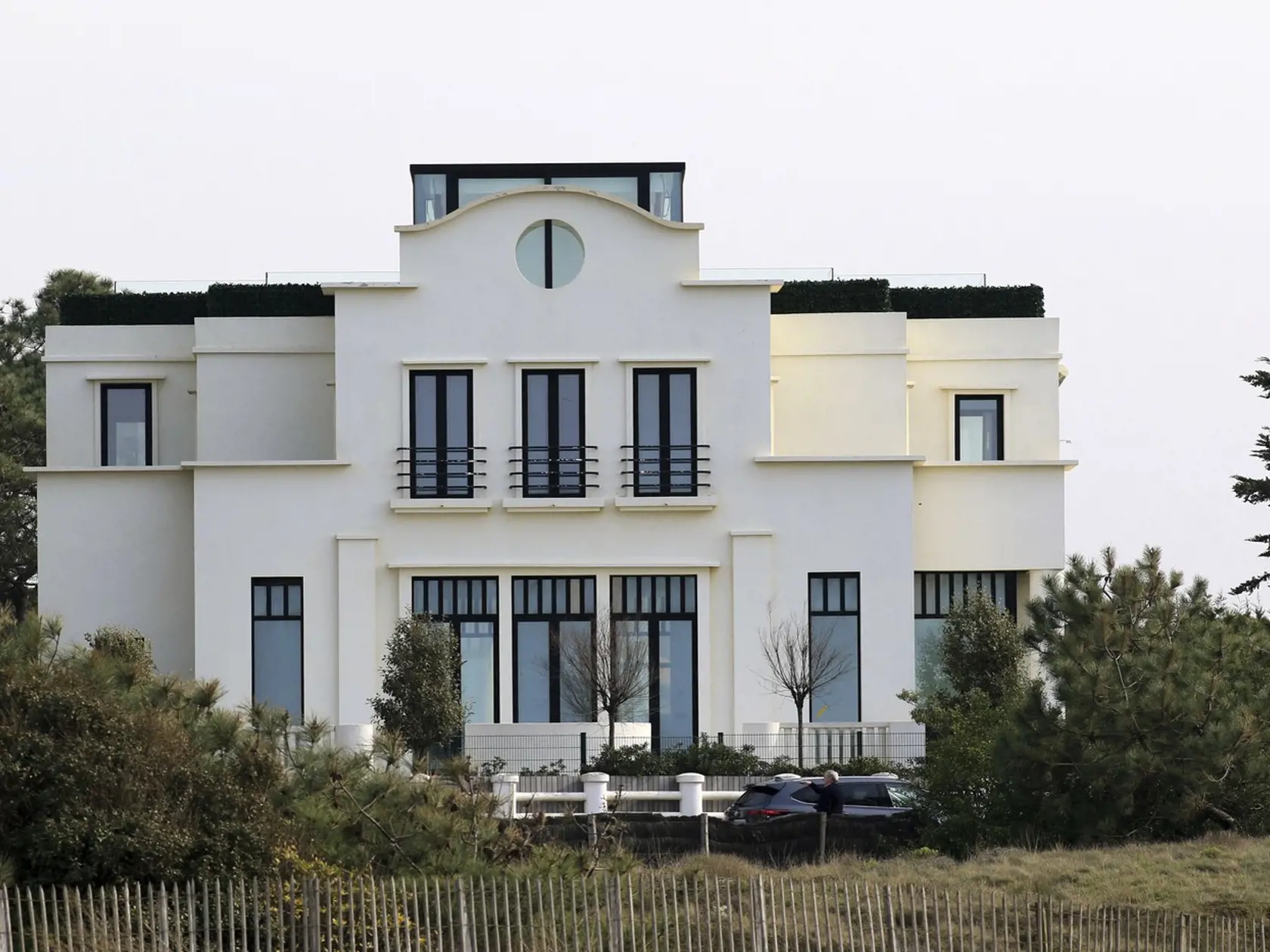 Cena vily Souzanna, ktorá sa nachádza na pobreží Biskajského zálivu v lokalite Anglet neďaleko letoviska Biarritz, sa odhaduje na 5,4 milióna eur.