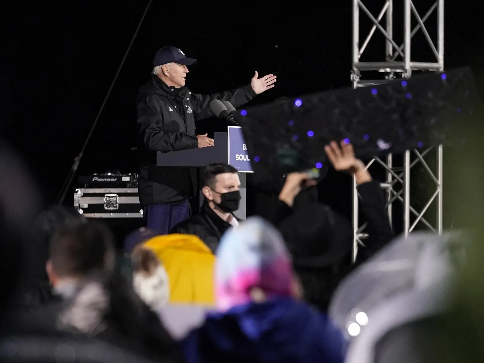 JB 5 Philadelphia - Demokratický kandidát na prezidenta USA a bývalý americký viceprezident Joe Biden počas prejavu na predvolebnom zhromaždení drive-in vo Philadelphii 1. novembra 2020. FOTO TASR/AP