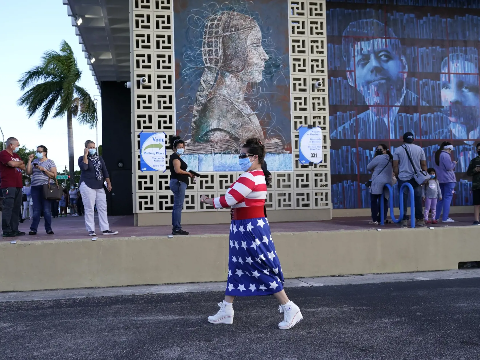 EBE 4 Hialeah - Na snímke Yanitza Martinezová odetá v štýle americkej zástavy prichádza k prezidentským voľbám v meste Hialeah na Floride v utorok 3. novembra 2020. FOTO TASR/AP