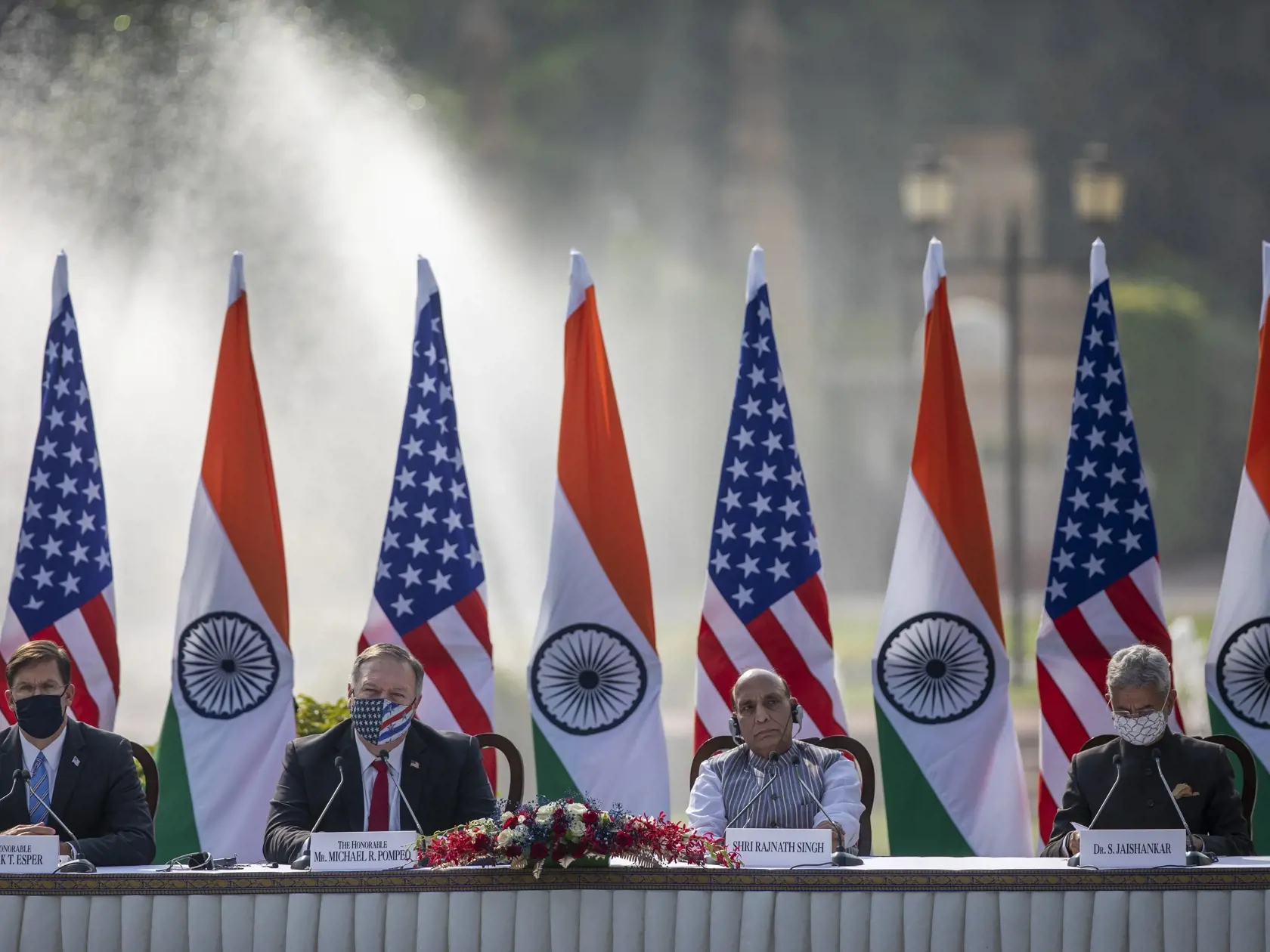 EBE 23 Naí Dillí - Na snímke zľava americký minister obrany Mark Esper, minister zahraničných vecí USA Mike Pompeo, indický minister obrany Rádžnát Singh a indický minister zahraničných vecí Subrahmanjam Džajšankar počas tlačovej konferencie v Naí Dillí 27. októbra 2020. FOTO TASR/AP