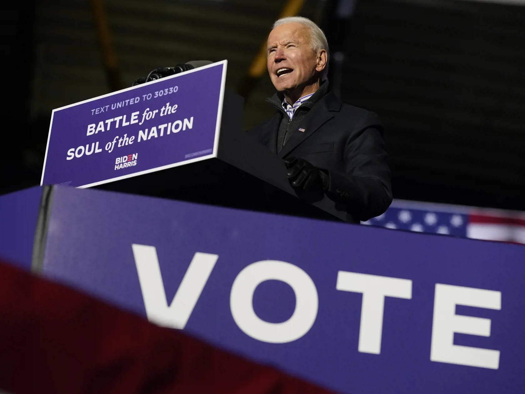 JB 4 Pittsburgh - Demokratický kandidát na prezidenta USA a bývalý americký viceprezident Joe Biden počas prejavu na predvolebnom zhromaždení drive-in v Pittsburghu 2. novembra 2020. FOTO TASR/AP