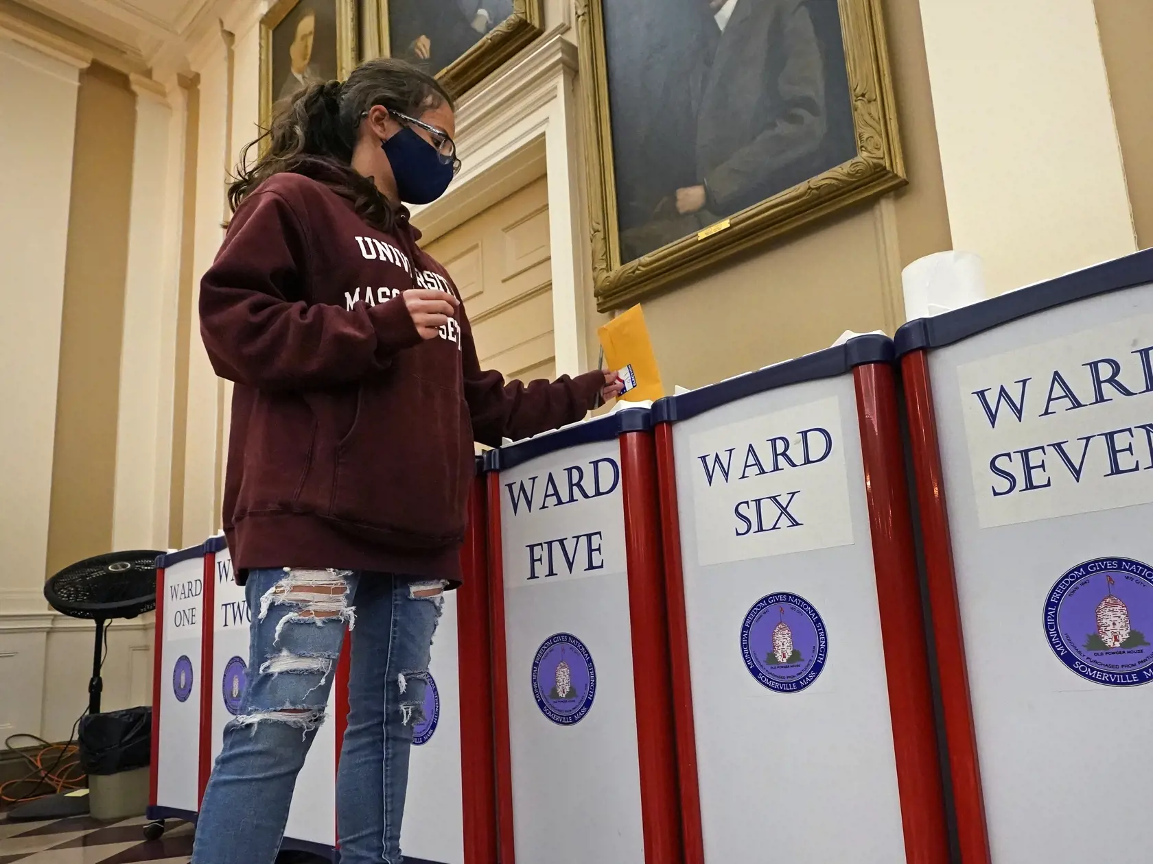 KK5 Somerville - Prvovolička Melissa Sullivanová počas predčasného hlasovania v americkom meste Somerville 29. októbra 2020.