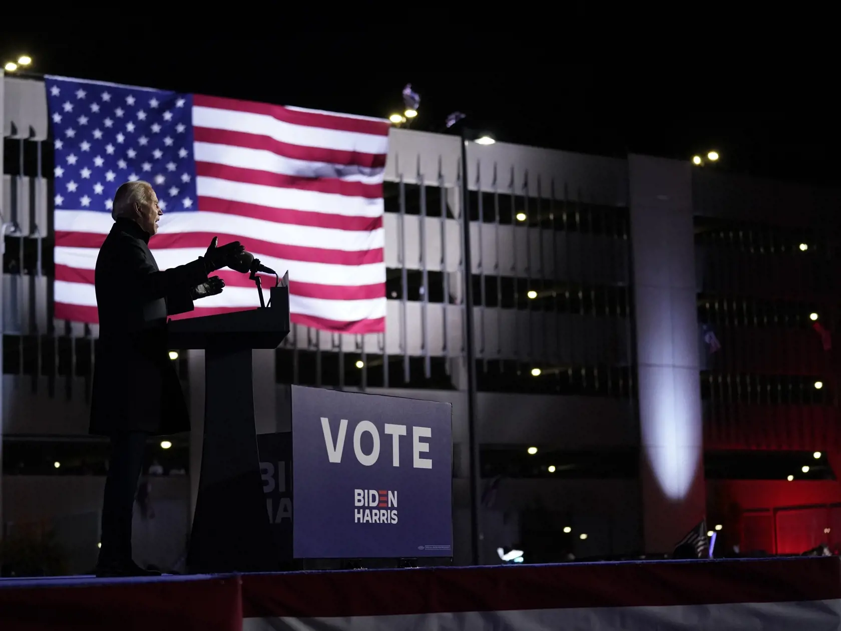 JB 5 Pittsburgh - Demokratický kandidát na prezidenta USA a bývalý americký viceprezident Joe Biden počas prejavu na predvolebnom zhromaždení drive-in v Pittsburghu 2. novembra 2020. FOTO TASR/AP