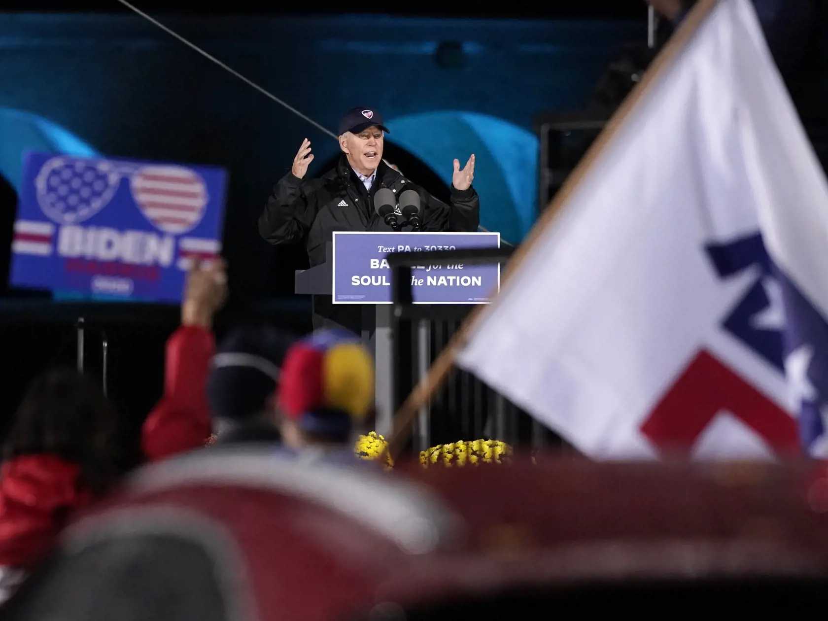 JB 4 Philadelphia - Demokratický kandidát na prezidenta USA a bývalý americký viceprezident Joe Biden počas prejavu na predvolebnom zhromaždení drive-in vo Philadelphii 1. novembra 2020. FOTO TASR/AP