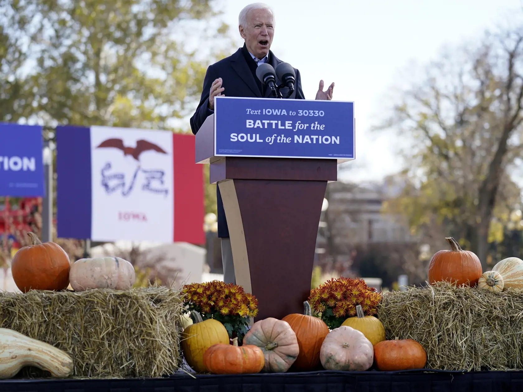 JB 20 Des Moines - Demokratický kandidát na prezidenta USA a bývalý americký viceprezident Joe Biden počas prejavu na predvolebnom zhromaždení v meste Des Moines, v americkom štáte Iowa 30. októbra 2020. FOTOTASR/AP
