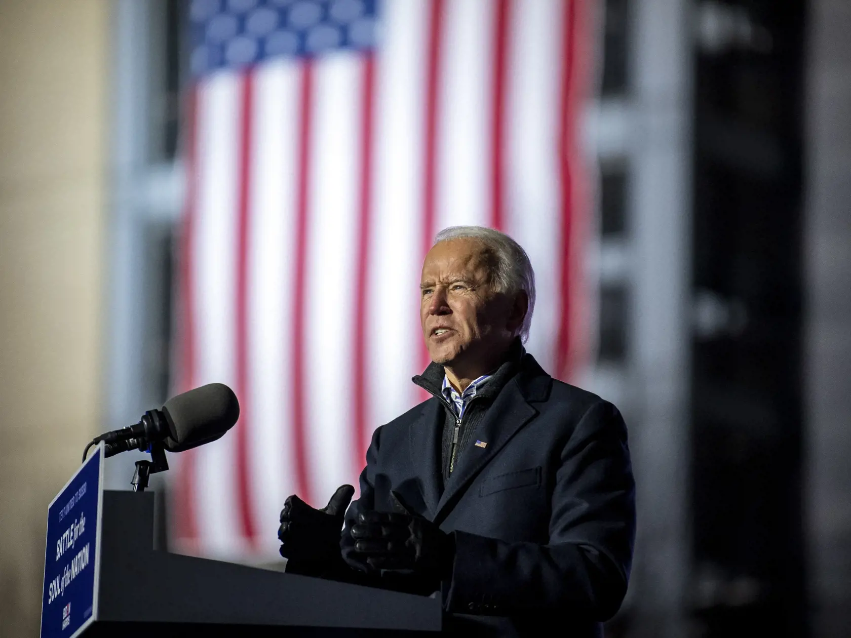 JB 1 Pittsburgh - Demokratický kandidát na prezidenta USA a bývalý americký viceprezident Joe Biden počas prejavu na predvolebnom zhromaždení drive-in v Pittsburghu 2. novembra 2020. FOTO TASR/AP