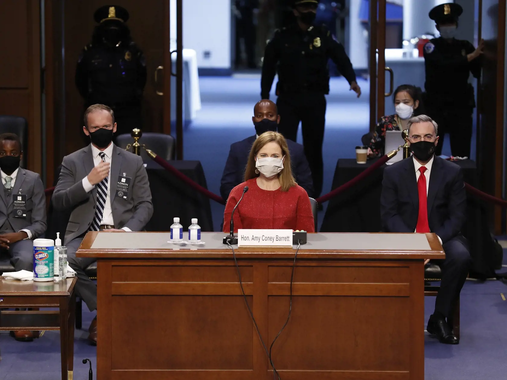 JB 10 Washington - Nominantka na sudkyňu Najvyššieho súdu USA Amy Coneyová Barrettová sedí pred potvrdzujúcim vypočutím pred Justičným výborom amerického Senátu vo Washingtone 13. októbra 2020.