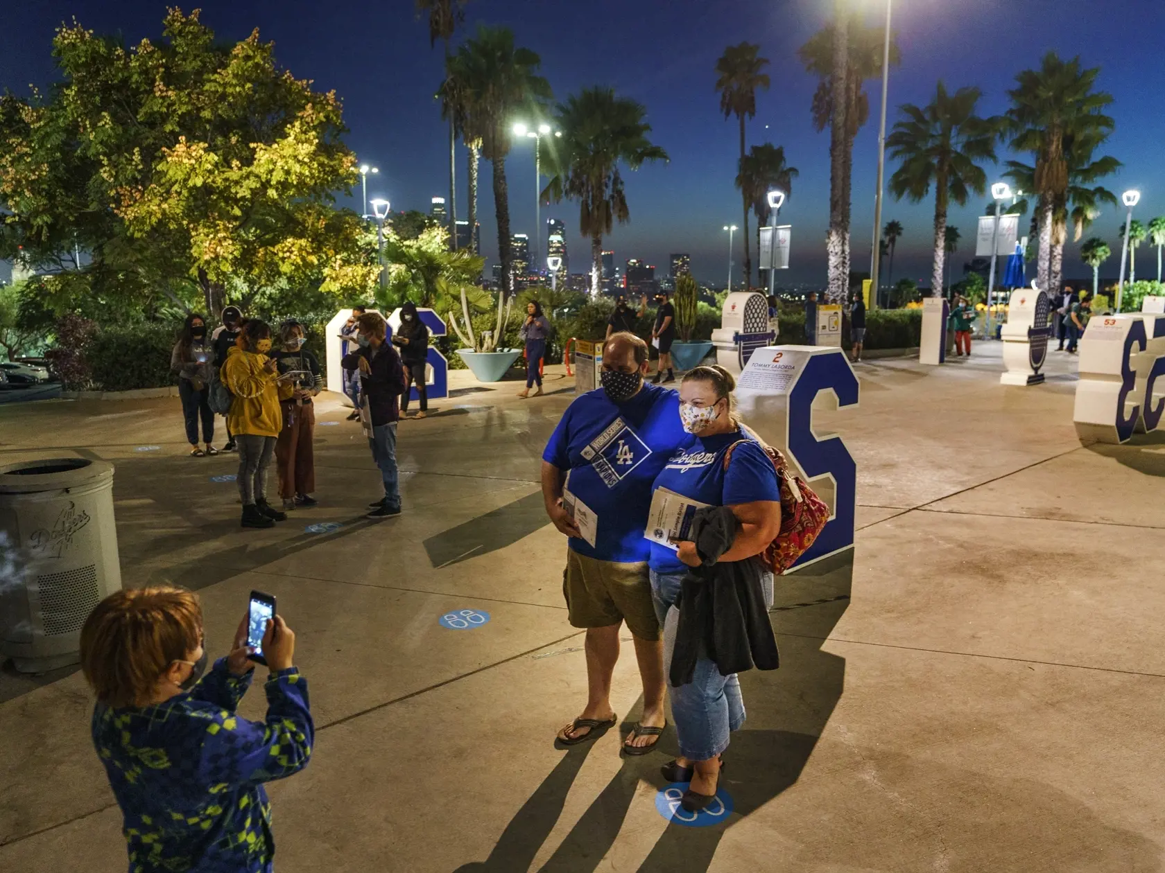 JB 38 Los Angeles - Rodina voličov sa fotí pri státí v rade na hlasovanie počas prezidentských volieb USA pred štadiónom Dodger Stadium v Los Angeles 2. novembra 2020. FOTO TASR/AP