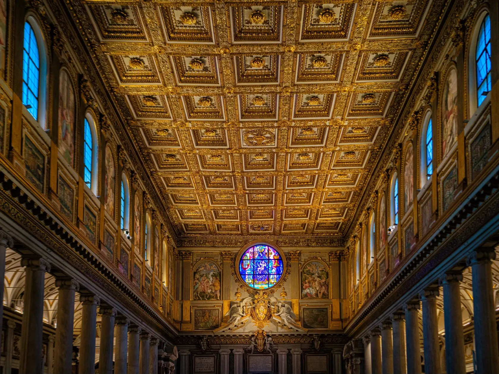 Bazilika Santa Maria Maggiore - Bazilika Panny Márie Väčšej - je miestom posledného odpočinku pápeža Františka. Vo vnútri je zakázané fotiť, pred dvomi týždňami na špeciálne povolenie, zachytil interiér významný slovenský fotograf, Prešovčan Jano Štovka.
