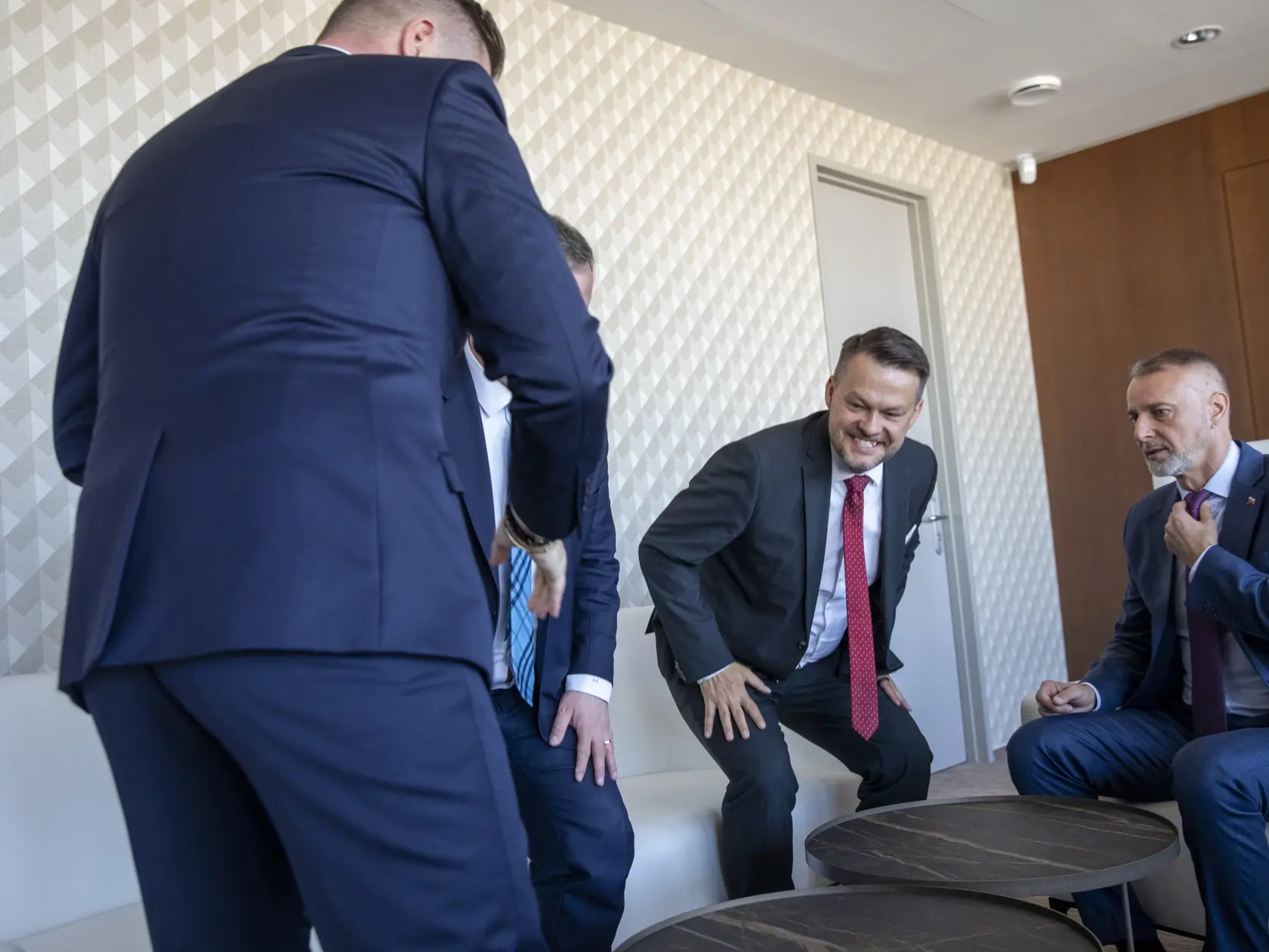Na snimke je príchod nového ministra investícií, regionálneho rozvoja a informatizácie, MIRRI, Samuela Migaľa.
Úrad odovzdáva Richard Raši, 
Vpravo stojí tajomník Radomír Šalitroš