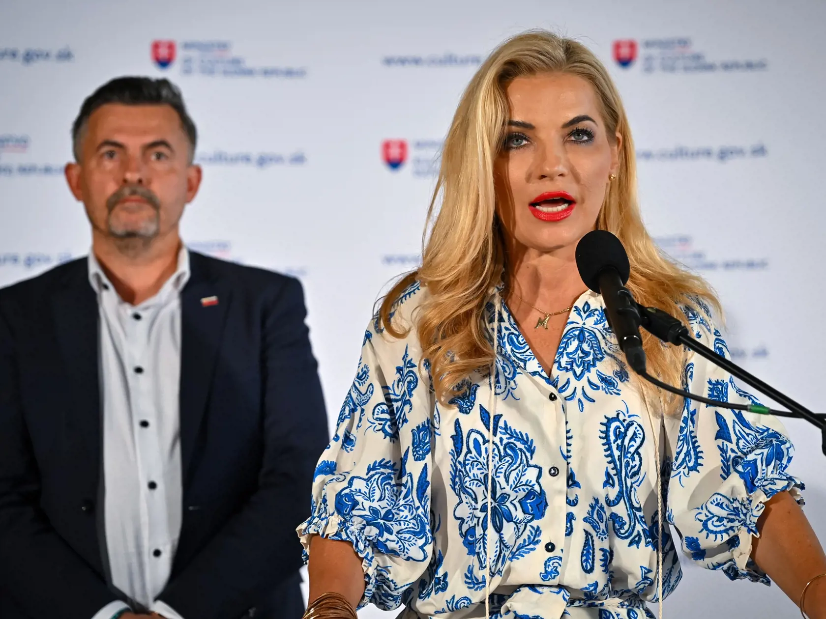 Na snímke Martina Šimkovičová a Lukáš Machala počas tlačovej konferencie.