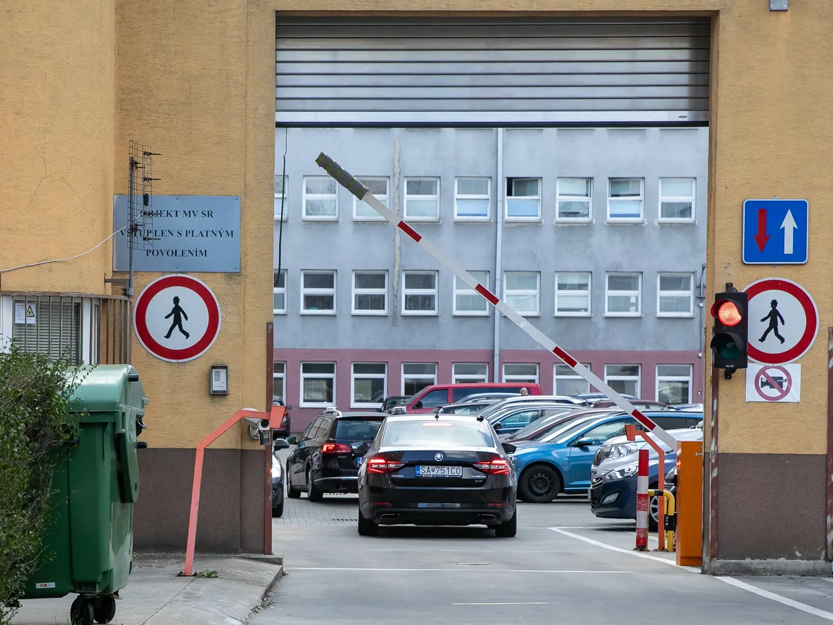 V prípade vraždy Daniela Tupého zadržala najskôr Národná kriminálna agentúra 8 osôb. Na snímke je prevoz zadržaných do Prezídia Policajného zboru.