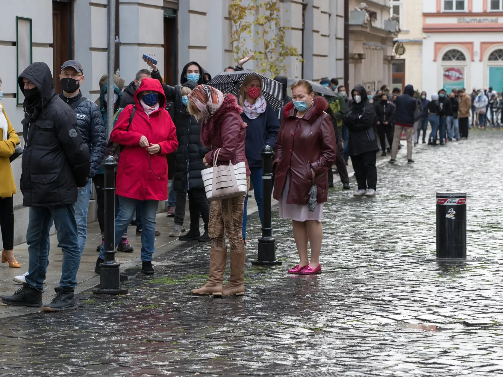 Prvé celoštátne testovanie na Slovensku počas epidémie koronavírusu Covid - 19. Na snímke je zástup čakajúci na otestovanie v priestoroch Starej tržnice v Bratislave.