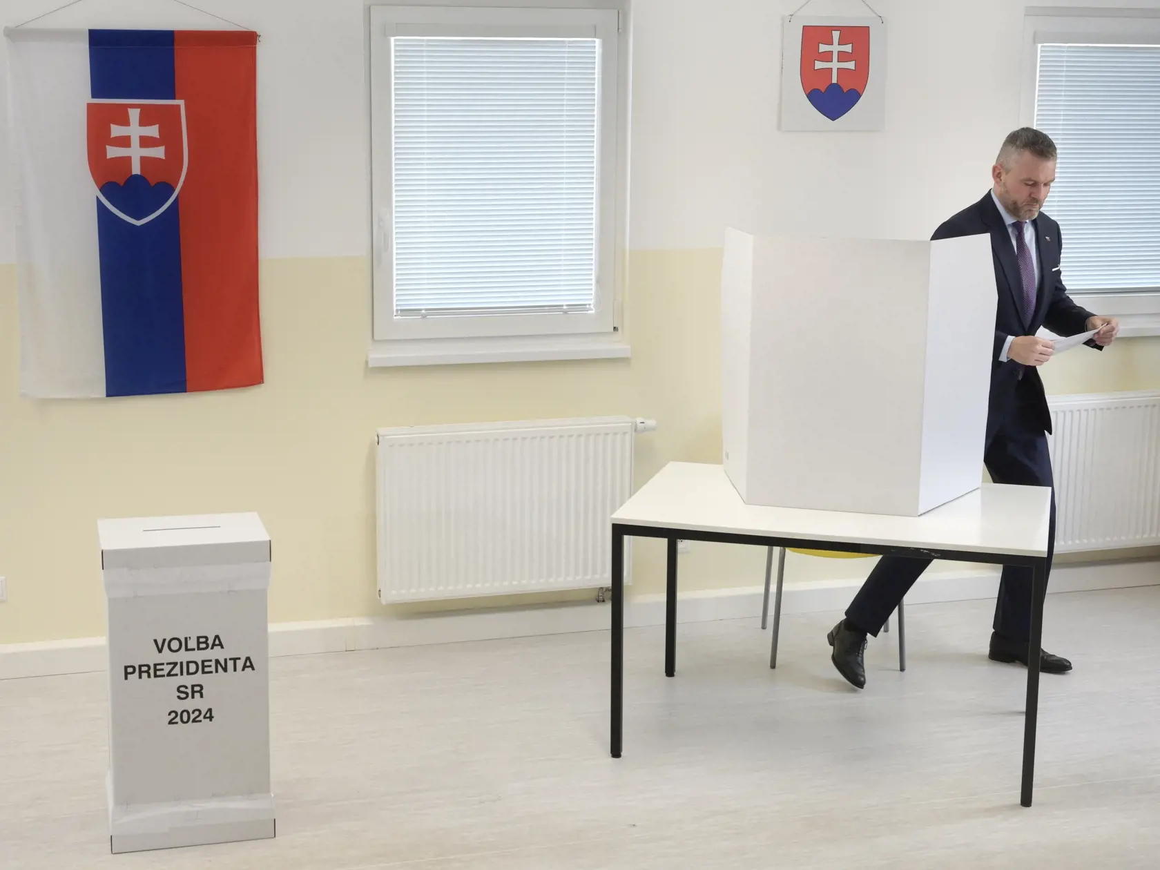 Na snímke Peter Pellegrini vo volebnej miestnosti v druhom kole prezidentských volieb 6. apríla 2024 v miestnej škole v obci Rovinka. FOTO TASR - Pavel Neubauer