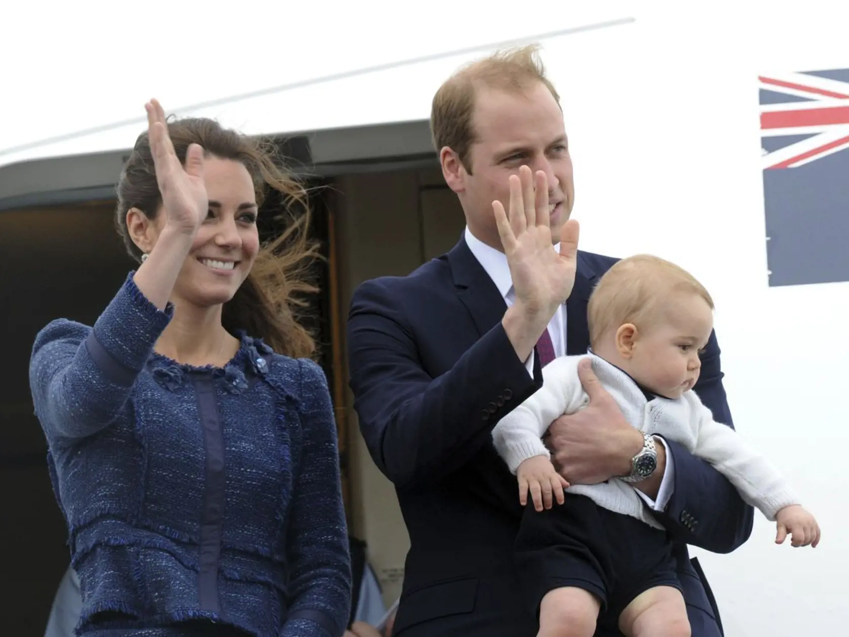 Kate, William a George sa lúčia na letisku