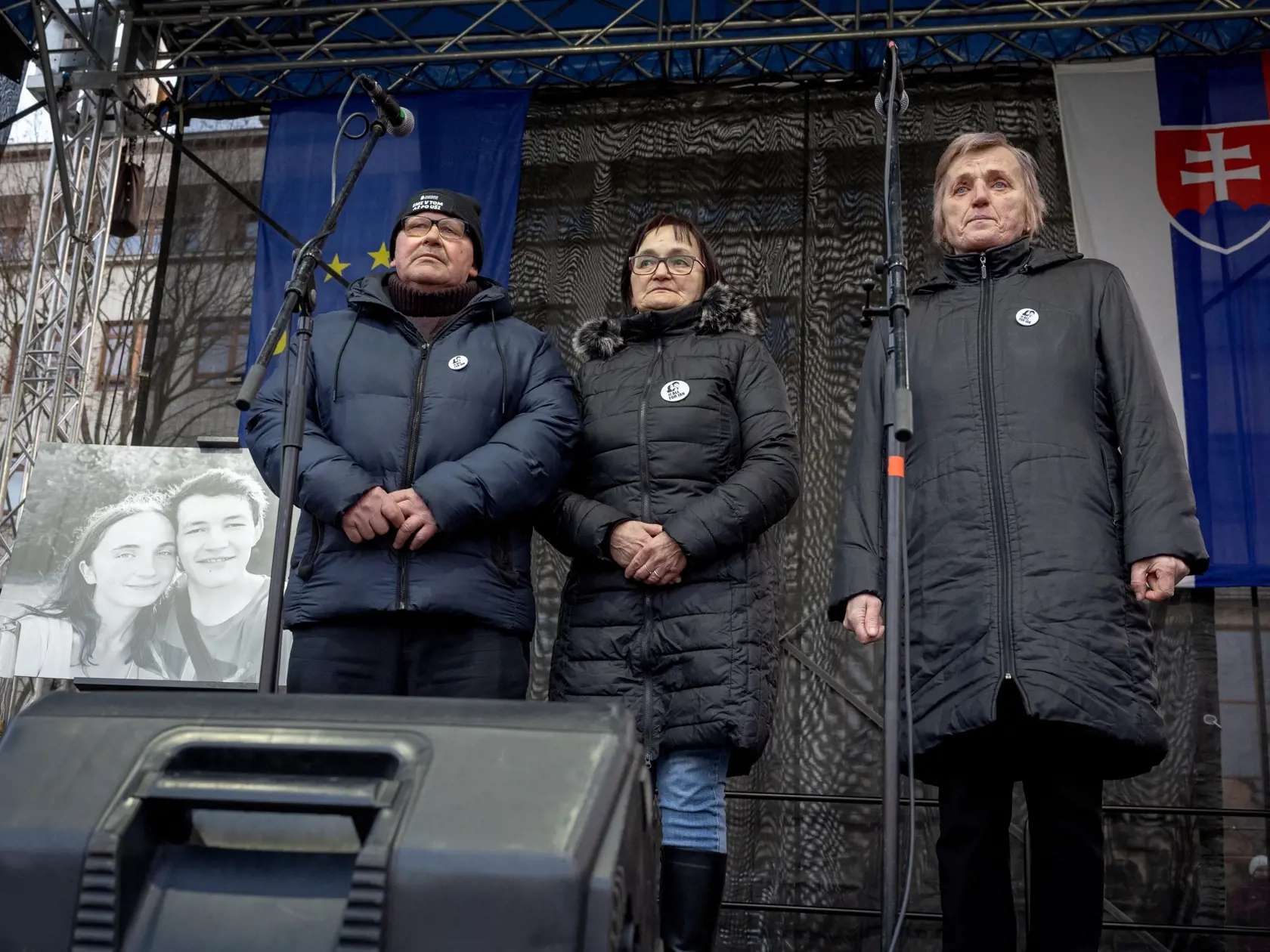 Spoločné zhromaždenie - Sedem rokov bez Jána a Martiny - Slovensko je Európa.
Spomienkovo-protestné zhromaždenie na Námestí slobody pri príležitosti výročia vraždy novinára Jána Kuciaka a jeho snúbenice Martiny Kušnírovej. Na snímke sú rodičia zavraždených, Jozef Kuciak, Jana Kuciaková a Zlatica Kušnírová.