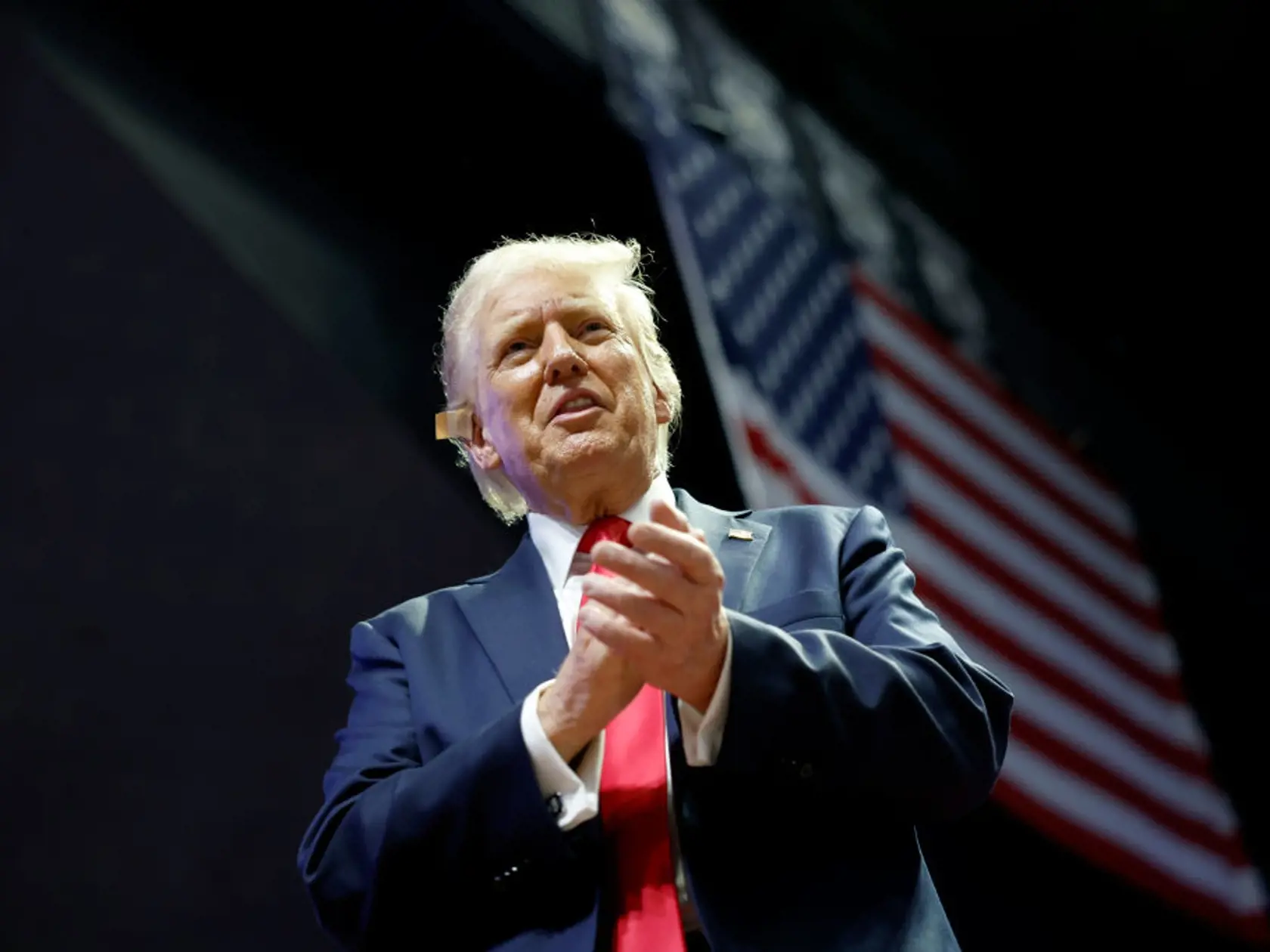 Donald Trump si už dal dole obväz z postreleného ucha. O špičku ucha prišiel, prelepil si ju leukoplastom.
