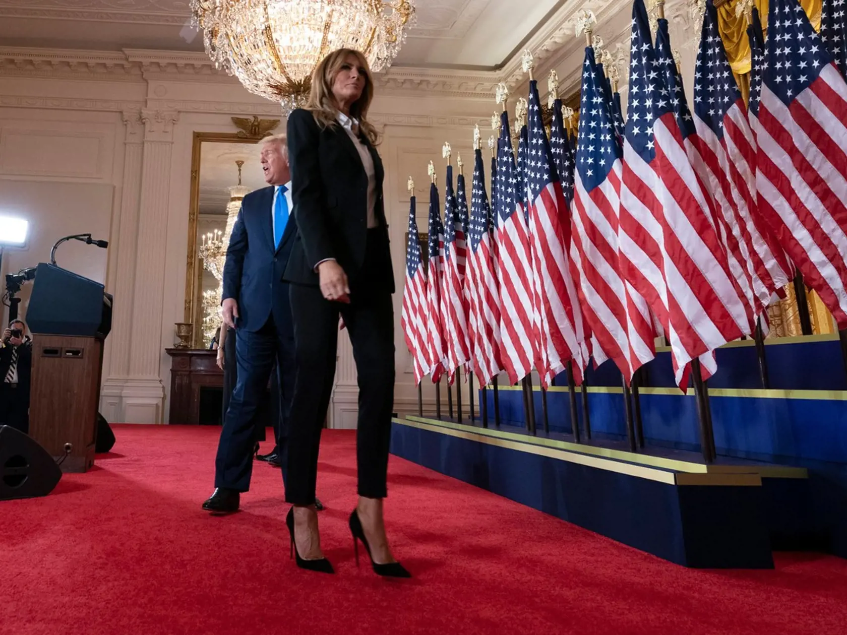 Donalda Trumpa prevádzala na pódiu jeho Melania. Oblečené mala obyčajné sako a bielu košeľu.