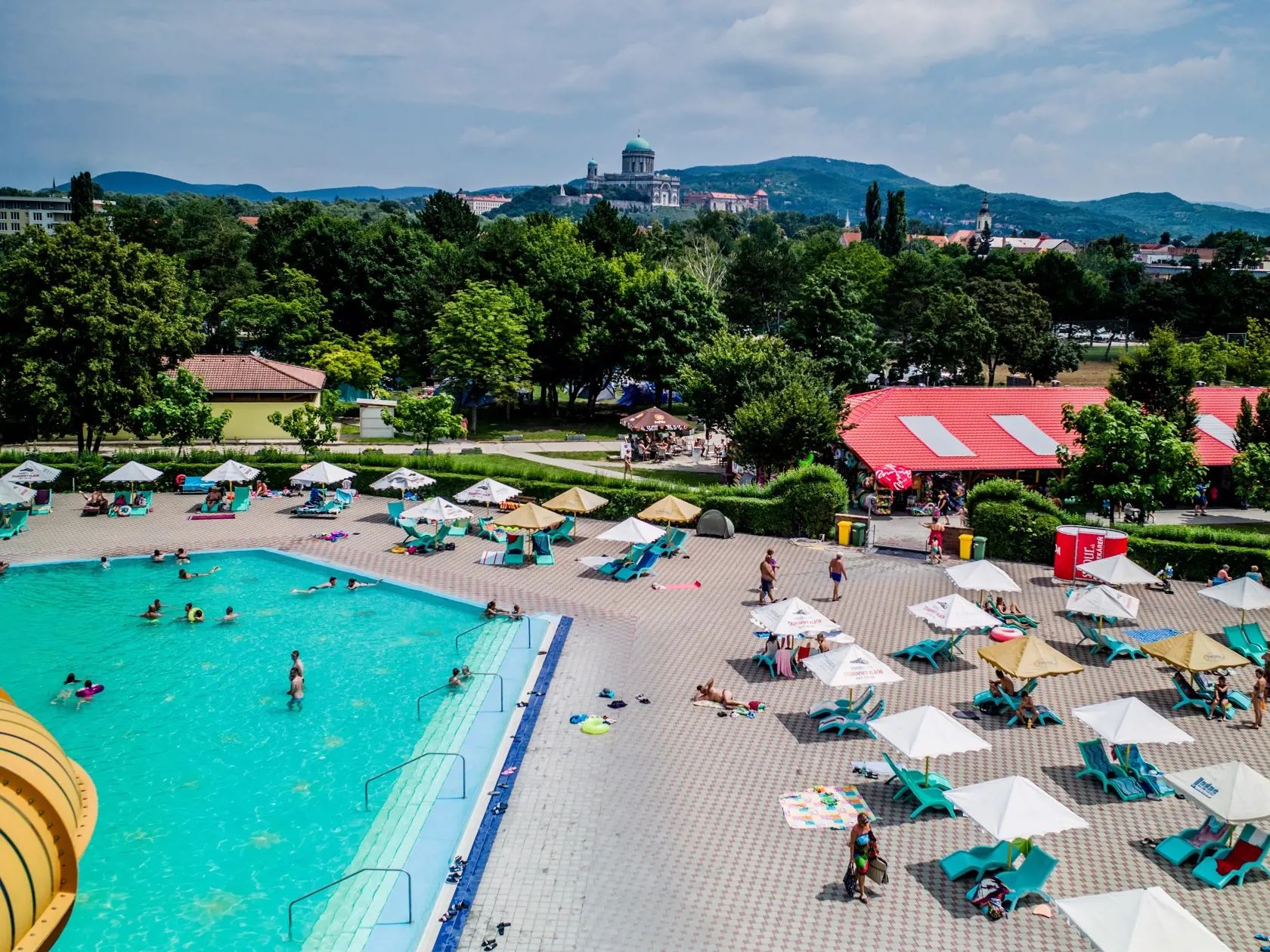 Štúrovo je najjužnejšie položeným mestom na Slovensku, ktoré má najvyšší počet slnečných dní v roku. Leží na ľavom brehu Dunaja na slovensko-maďarskej hranici, a na svoje si tam prídu milovníci športu, vody aj histórie. Patrí medzi vyhľadávané dovolenkové destinácie na Slovensku počas leta.