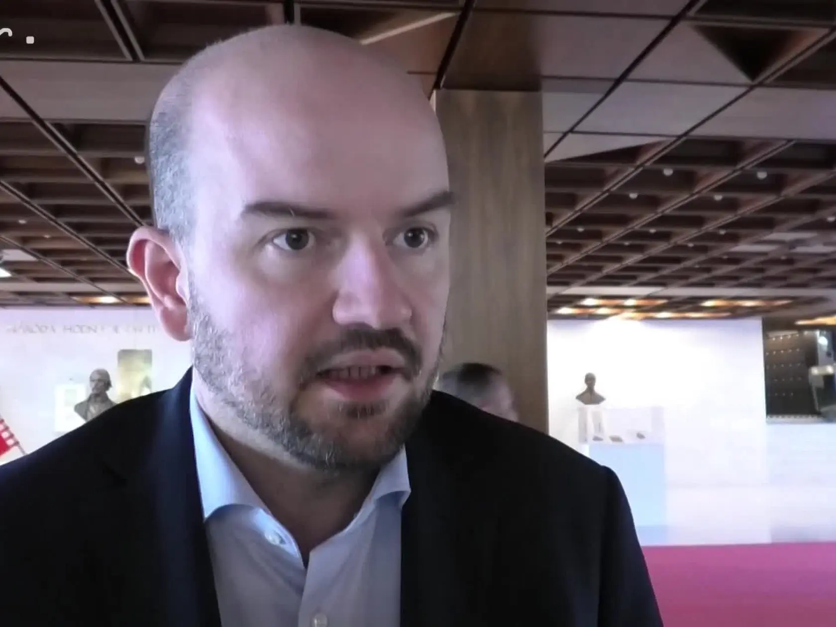 V koalícii sa má o zákone o tzv. covidových amnestiách, ak ho prezident SR Peter Pellegrini nepodpíše a vráti do parlamentu, ešte diskutovať. Poslanec Národnej rady (NR) SR Roman Michelko (SNS) si myslí, že SNS a Smer-SD by nemali problém prelomiť prípadné veto hlavy štátu. Zákonodarca Ján Podmanický (Smer-SD) legislatívu víta a za prípadné prelomenie veta bude hlasovať. Predseda poslaneckého klubu PS Martin Dubéci a poslanec Jozef Hajko (KDH) zákon kritizujú.