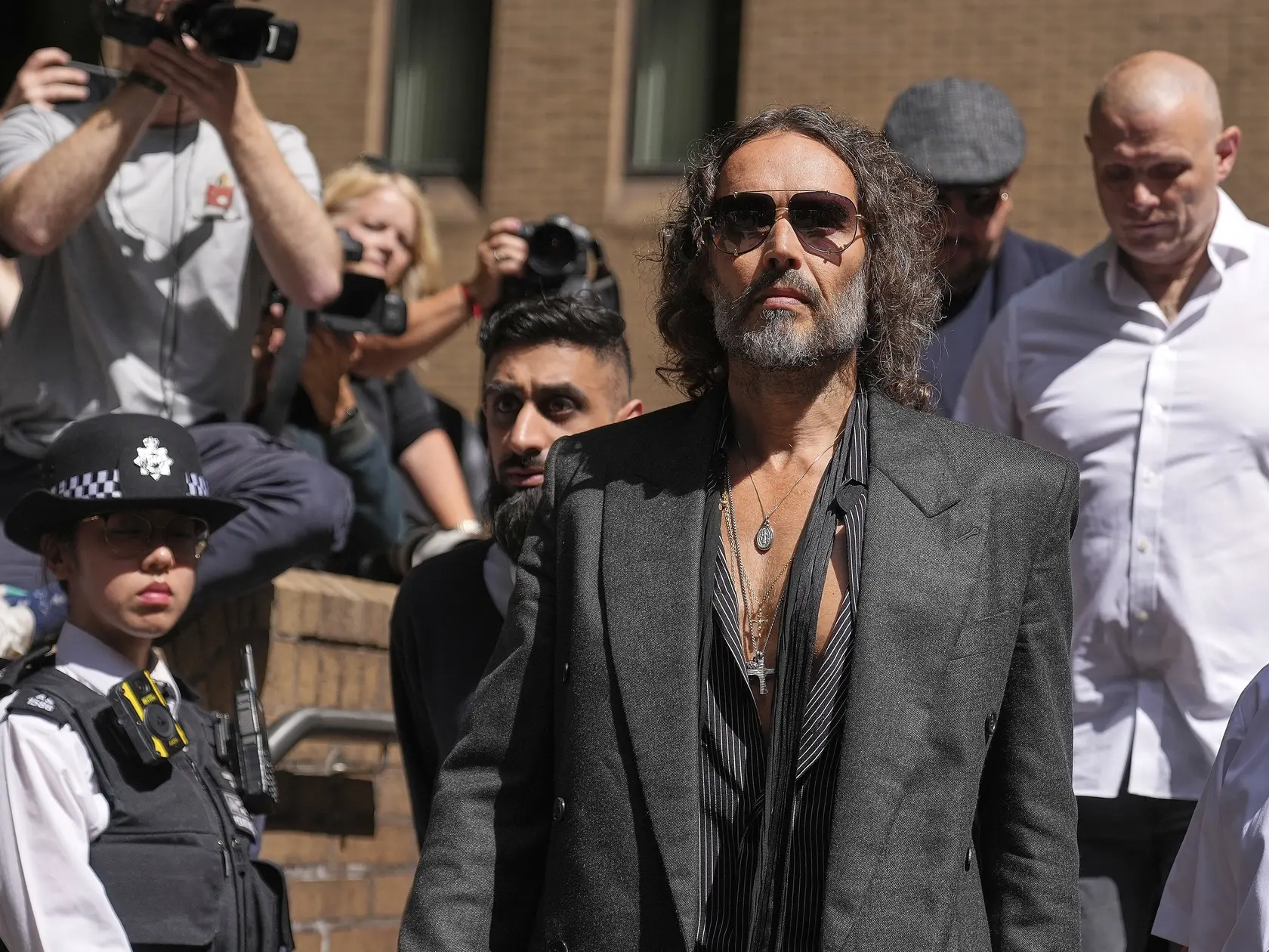 Britský komik, herec a bývalý moderátor Russell Brand odchádza zo súdu v Londýne 30. mája 2025, kde pokračovalo ďalšie pojednávanie v procese s ním pre obvinenia zo znásilnenia a ďalších sexuálnych trestných činov.