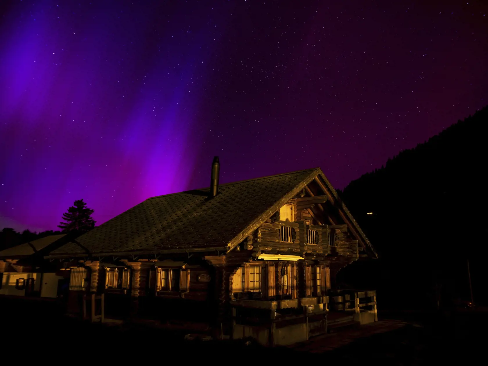 KK33 Daillens - Na snímke polárna žiara osvetľuje nočnú oblohu nad horami v priesmyku Le Col des Mosses v Ormont-Dessous vo Švajčiarsku 11. mája 2024. FOTO TASR/AP
Northern lights illuminate the night sky over the mountains in Le Col des Mosses pass, Ormont-Dessous, Switzerland, during the night of Saturday, May 11, 2024. (Jean-Christophe Bott/Keystone via AP)