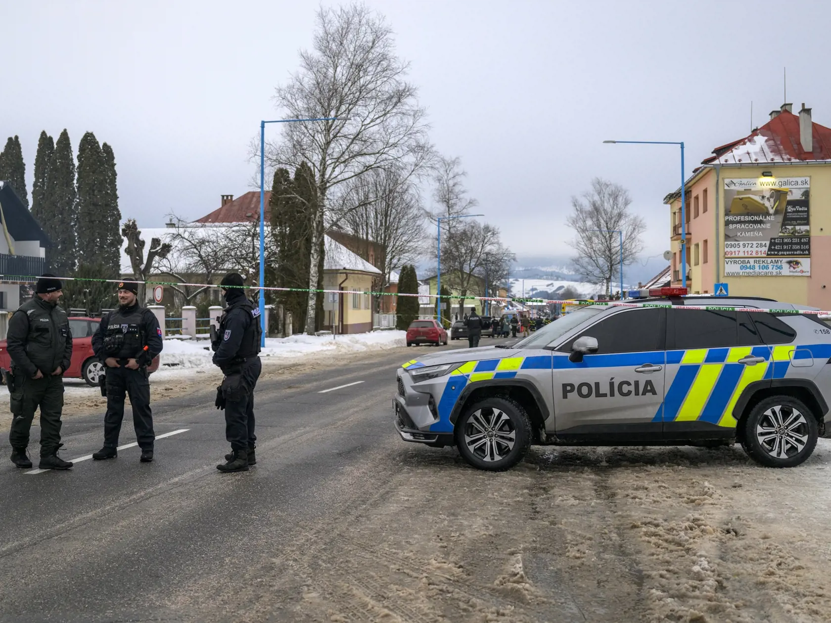 Na snímke polícia hliadkuje na ceste, ktorá vedie k budove gymnázia (nie je na snímke) po útoku nožom v meste Spišská Stará Ves (okres Kežmarok) vo štvrtok 16. januára 2025. Po útoku hlásia dvoch mŕtvych. Jeden pacient je v kritickom stave. TASR to potvrdila Danka Capáková z Operačného strediska záchrannej zdravotnej služby (OS ZZS) SR. Podozrivého 18-ročného študenta, ktorý sa mal dopustiť tohto závažného skutku, polícia zadržala.  FOTO TASR - Veronika Mihaliková