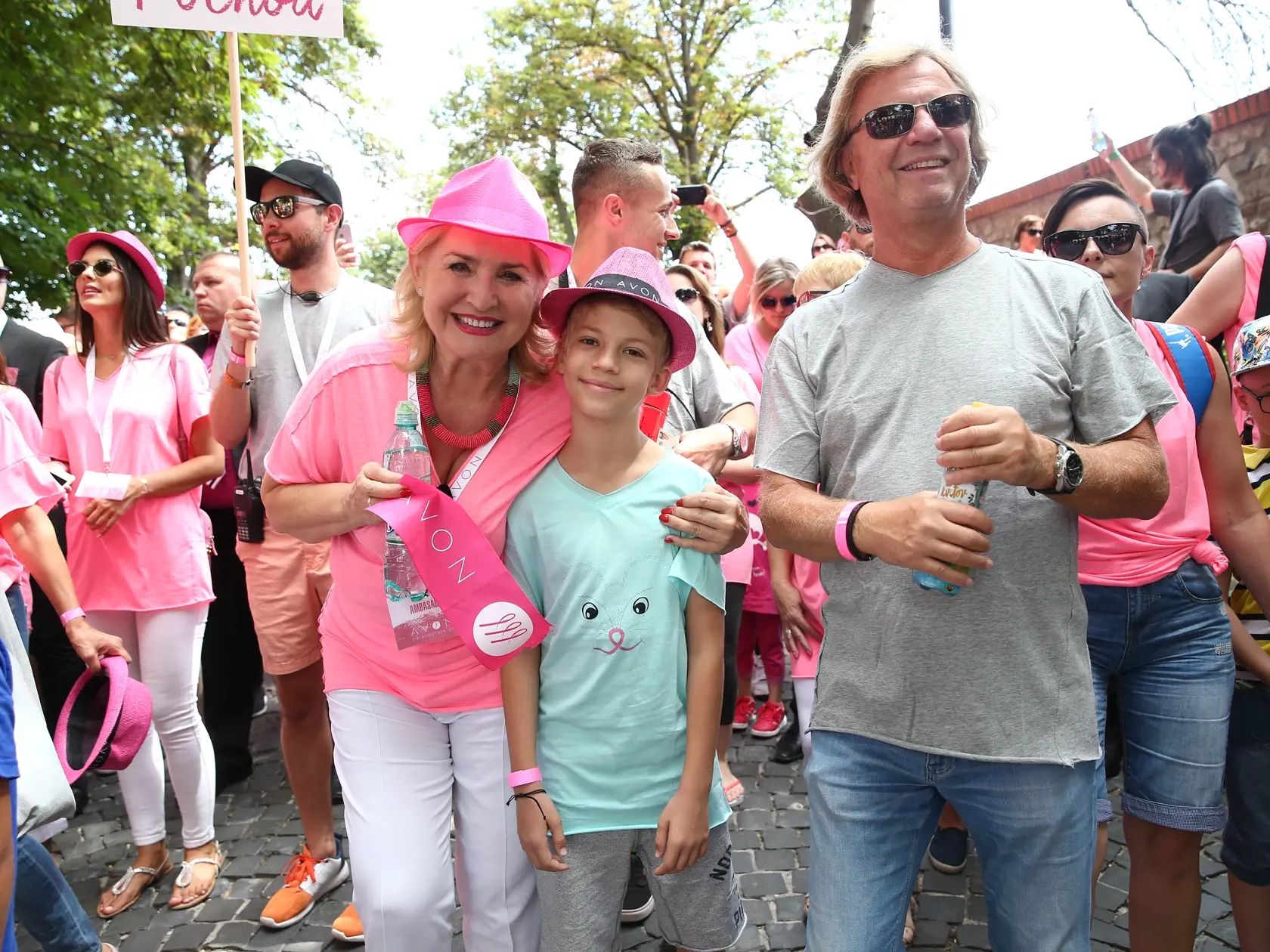 Avon Pochod 2018 proti rakovine prsníka, ktorý sa konal na bratislavskom hrade. Na snímke Ada Straková a Maroš Kramár zo synom. 