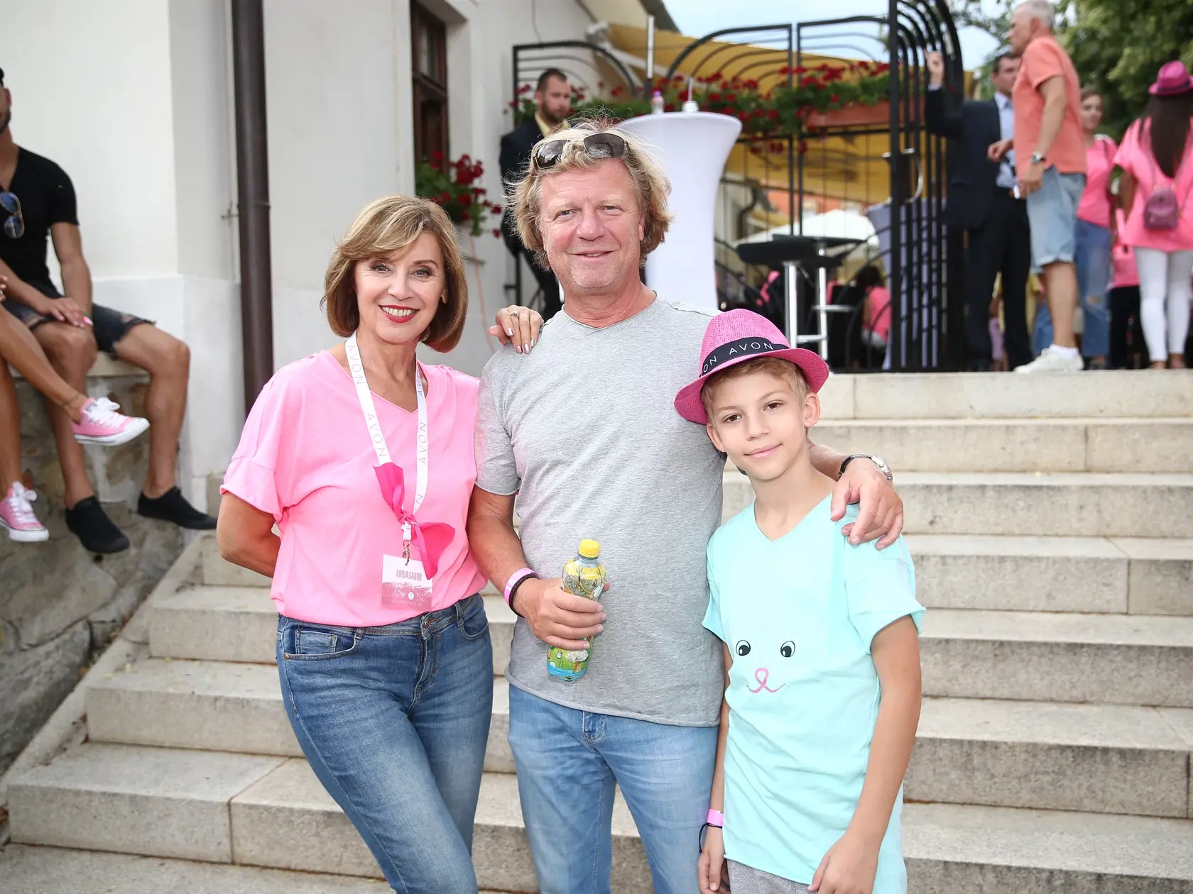 Avon Pochod 2018 proti rakovine prsníka, ktorý sa konal na bratislavskom hrade. Na snímke Alena Heribanová a Maroš Kramár zo synom.