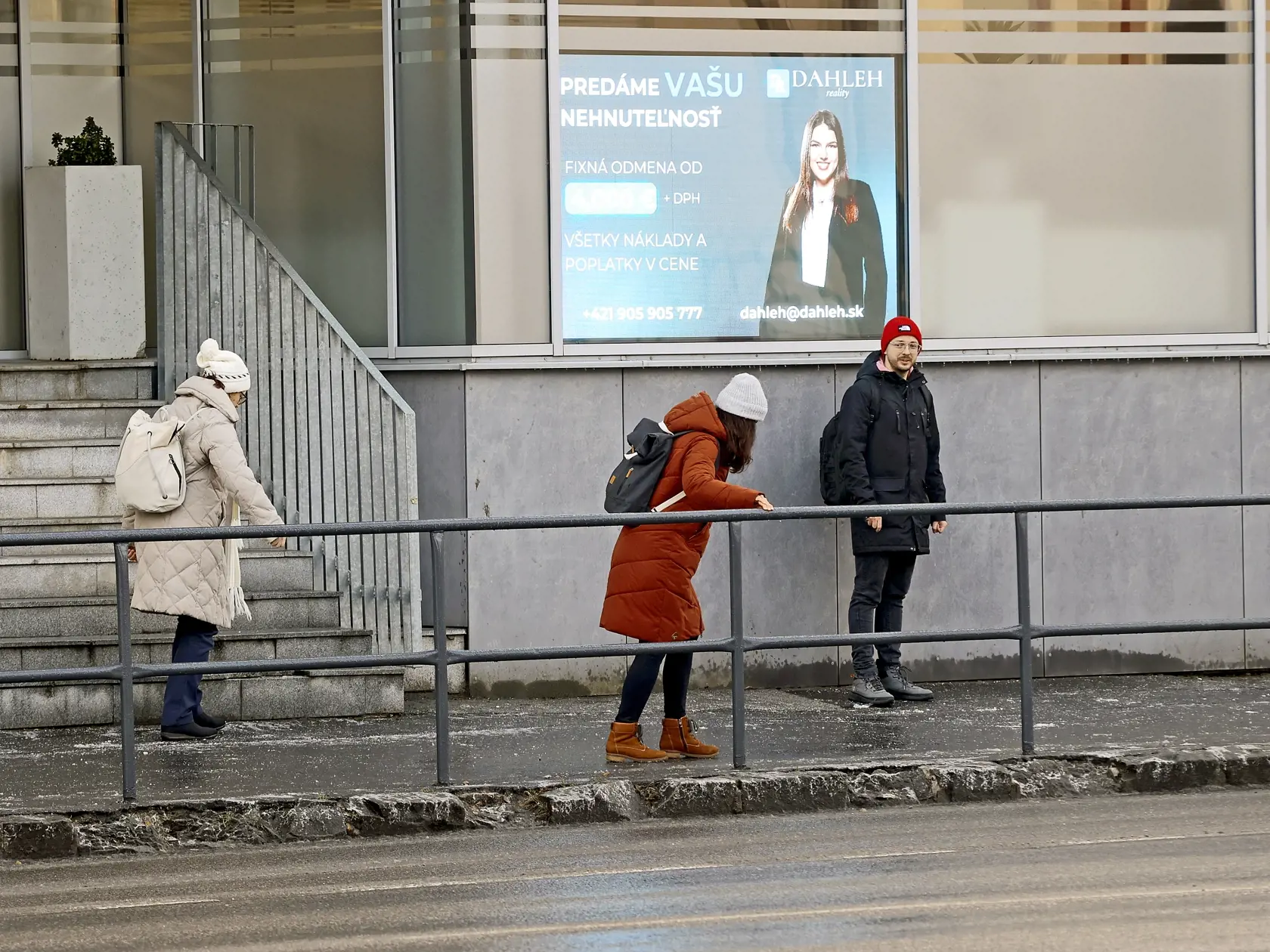 V bratislavskom Ružinove ľudia chodníkom prechádzali len popri zábradlí