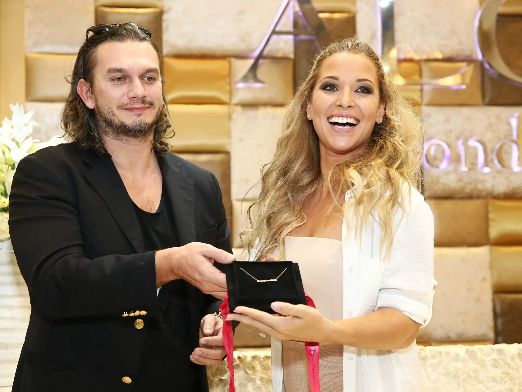 Dominika Cibulkova dostava pametny nahrdelnik od ALO Diamonds v Bratislavskej Eurovei