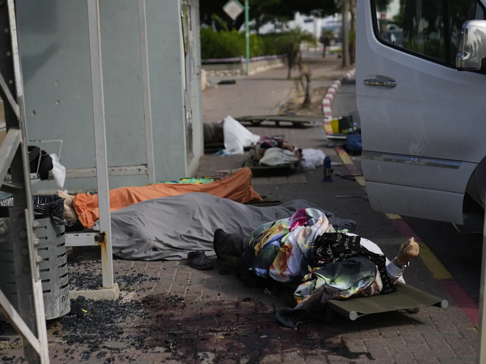 JB 41 Sderot - Izraelskí civilisti zabití pri palestínskom raketovom útoku z pásma Gazy ležia zakrytí na zastávke v meste Sderot na juhu Izraela 7. októbra 2023. Vodca islamistického hnutia Hamas oznámil, že táto ozbrojená skupina začala novú vojenskú operáciu proti Izraelu. V Jeruzaleme sa rozozvučali sirény oznamujúce letecký poplach. TASR správu prevzala v sobotu z agentúr AP a AFP. FOTO TASR/AP

Civilians killed by Palestinian militants lie covered in Sderot, Israel, on Saturday, Oct. 7, 202