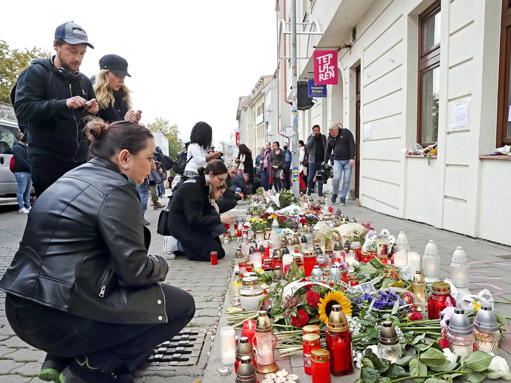 Chodník plný sviečok ako spomienka na zavraždených Matúša a Juraja pred barom Tepláreň
