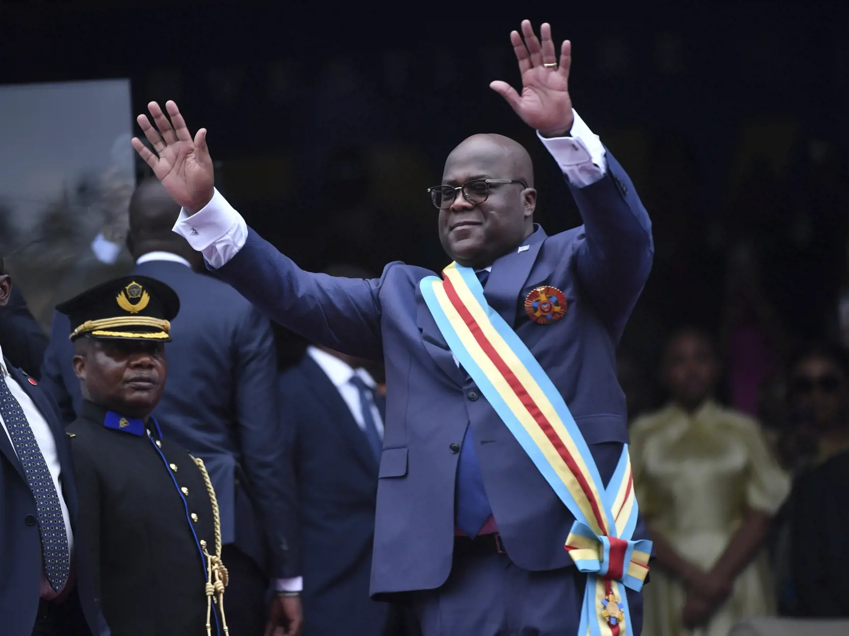 KK50 Kinshasa - Prezident Konžskej demokratickej republiky Félix Tshisekedi  máva počas opätovného zloženia prísahy 20. januára 2024 v Kinshase. FOTO TASR/AP
Congo's President Felix Tshisekedi waves to the crowd during his swearing in ceremony for a second term in Kinshasa, Democratic Republic of the Congo, Saturday, Jan. 20, 2024. Tshisekedi promised a huge crowd of supporters and several heads of state to unite the Central African country during his second five-year term and to protect lives i