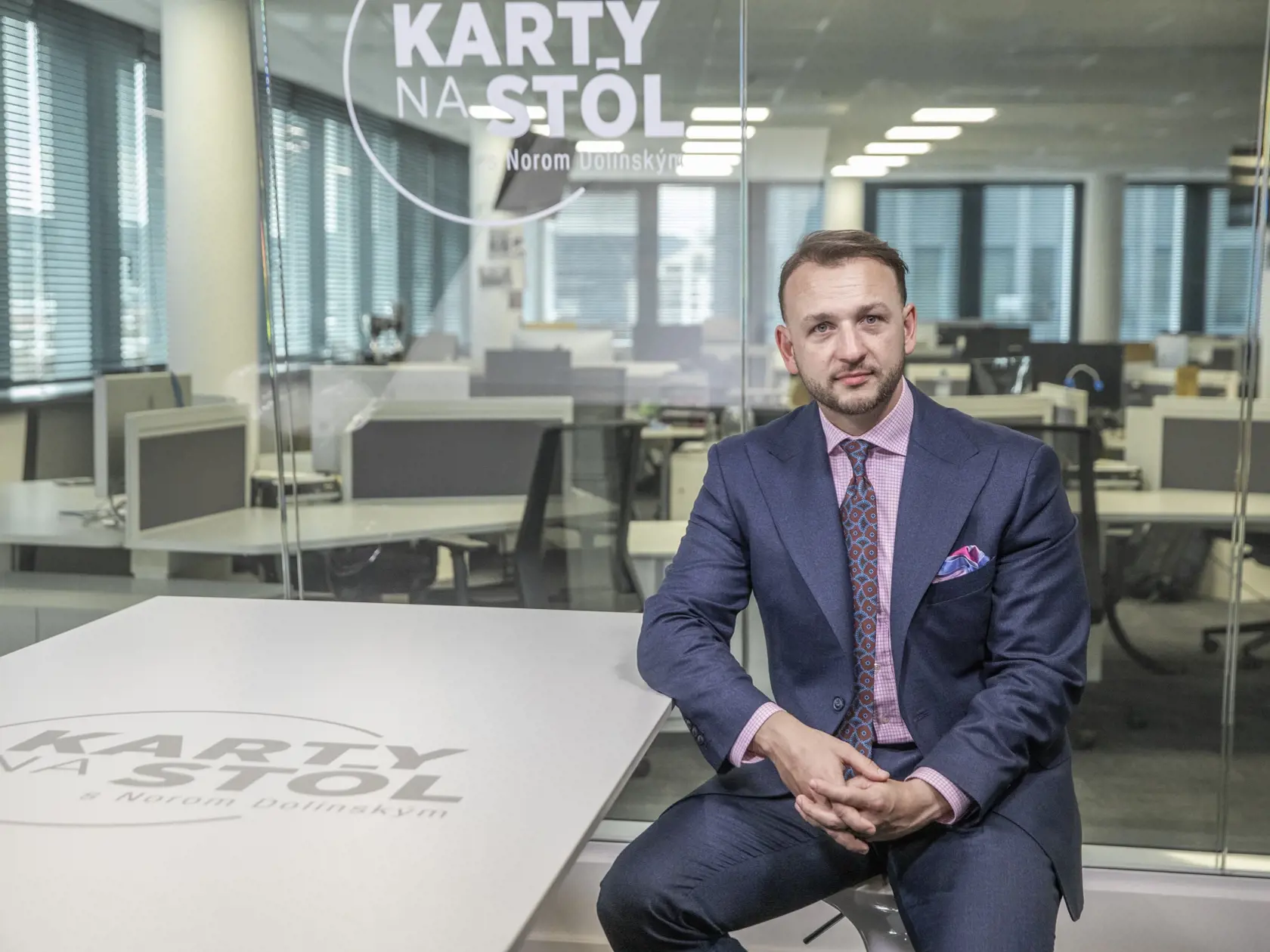 Na snímke je diskusná relácia “Karty na stôl”, ktorej hosťom bol minister vnútra SR Matúš Šutaj Eštok.