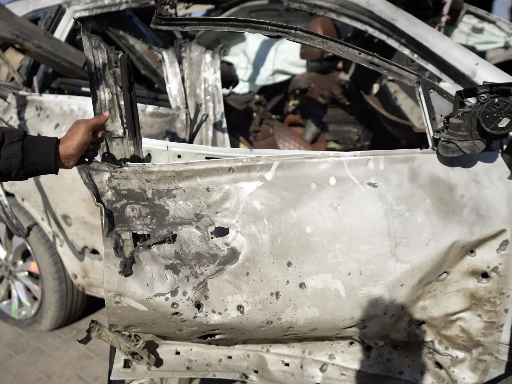 KK33 Chán Júnis - Muž ukazuje auto, v ktorom v sobotu zahynulo pri izrelskom leteckom útoku päť ľudí, vrátane troch zamestnancov z organizáciu World Central Kitchen (WCK), v meste Chán Júnis v Pásme Gazy v nedeľu 1. decembra 2024. FOTO TASR/AP
A man shows the car where, on Saturday, an Israeli airstrike killed five people, including three employees of World Central Kitchen in Khan Younis, Gaza Strip, Sunday Dec. 1, 2024. (AP Photo/Abdel Kareem Hana)