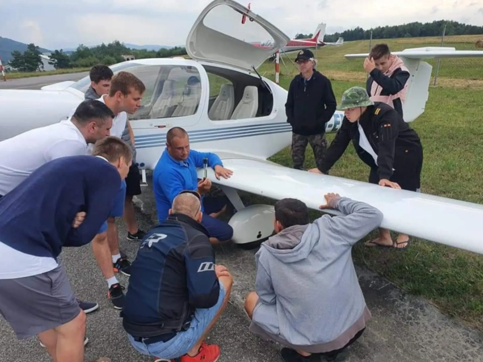 Pilot Marián Oravec bol súčasťou JetAge od založenia v roku 2016. "Bol stelesnením hodnôt, ktorých sa držíme. Charakterizovala ho zodpovednosť. Bol to priamočiary človek, rovný. Na nič sa nehral. Pre svojich študentov aj pre nás kolegov bol inšpiráciou. Bol vynikajúcim pilotom a inštruktorom. Pod krídla vzal od roku 2016 viac ako 400 študentov a sám nalietal tisíce hodín," napísala na svojej stránke spoločnosť JetAge.
