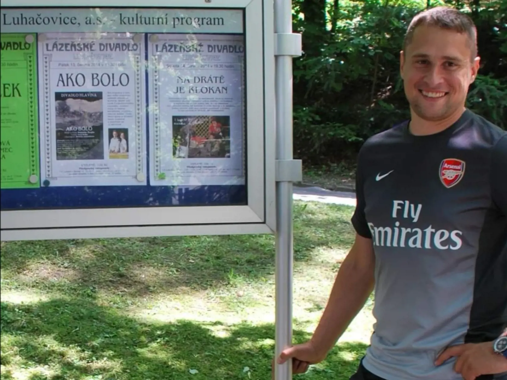 Pilot Maroš Oravec mal množstvo koníčkov. Lietanie bolo jeho celoživotnou láskou, ale okrem neho sa nadšene venoval aj divadlu. Do divadla Hlavina - divadlo z Radošiny prišiel v roku 2014. "Doslova priletel. Vďaka nemu sme mali k piesni Mama krásny klip s leteckými zábermi nad Radošinou," napísalo divadlo na sociálnej sieti.