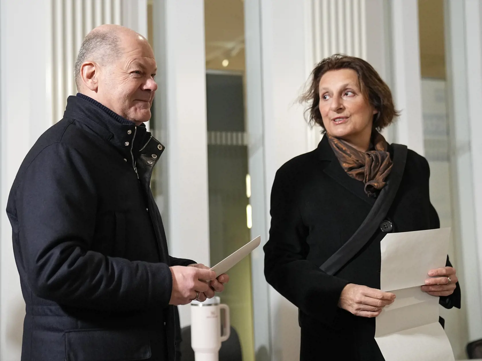 Nemecký kalcelár Olaf Scholz a jeho manželka Britta Ernstová prichádzajú hlasovať počas predčasných parlamentných volieb v Nemecku v nedeľu 23. februára 2025 v Berlíne.