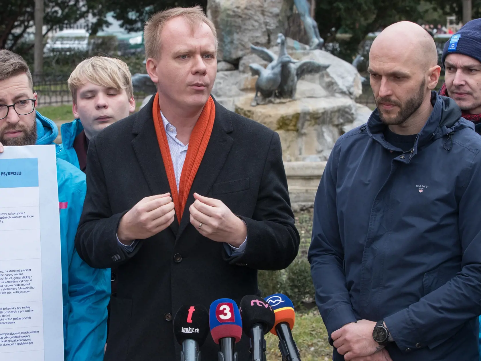 Spoločná tlačovka politických strán Progresívne Slovensko a Spolu v parku na Šafárikovom námestí. Na snímke je Miroslav Beblavý a Michal Truban.
