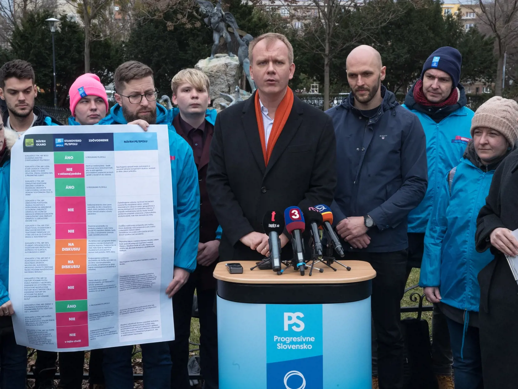 Spoločná tlačovka politických strán Progresívne Slovensko a Spolu v parku na Šafárikovom námestí. Na snímke je Miroslav Beblavý a Michal Truban.