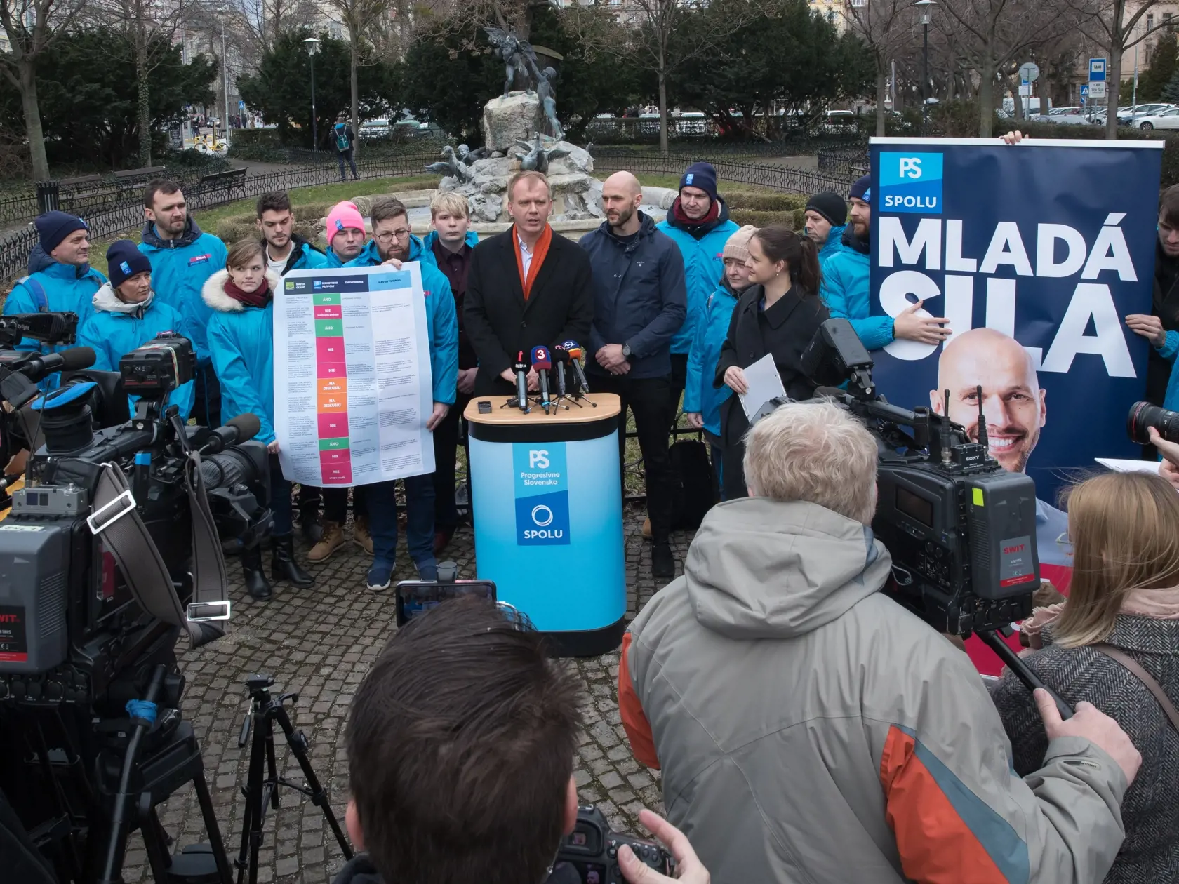 Spoločná tlačovka politických strán Progresívne Slovensko a Spolu v parku na Šafárikovom námestí. Na snímke je Miroslav Beblavý a Michal Truban.