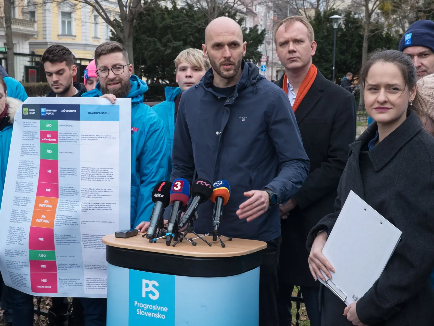 Spoločná tlačovka politických strán Progresívne Slovensko a Spolu v parku na Šafárikovom námestí. Na snímke je Michal Truban a Miroslav Beblavý.