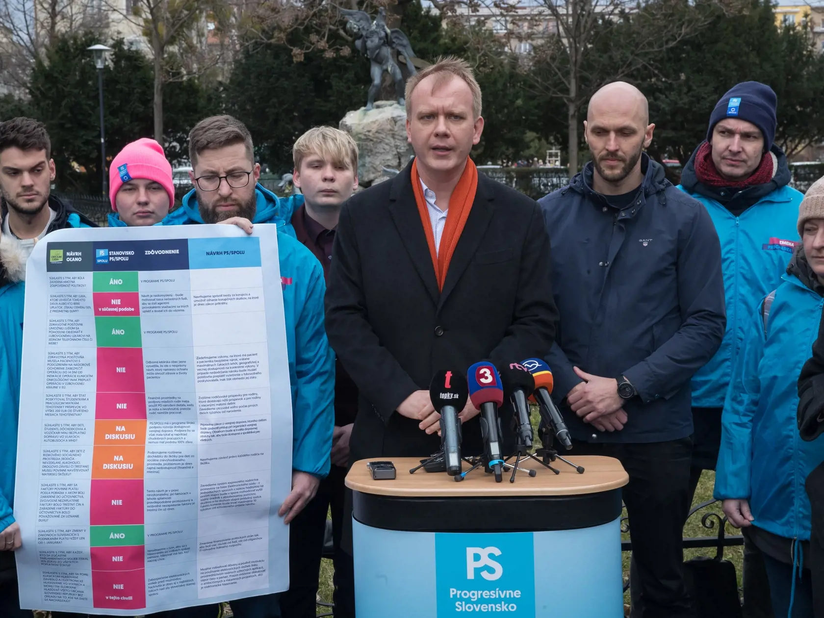 Spoločná tlačovka politických strán Progresívne Slovensko a Spolu v parku na Šafárikovom námestí. Na snímke je Miroslav Beblavý a Michal Truban.