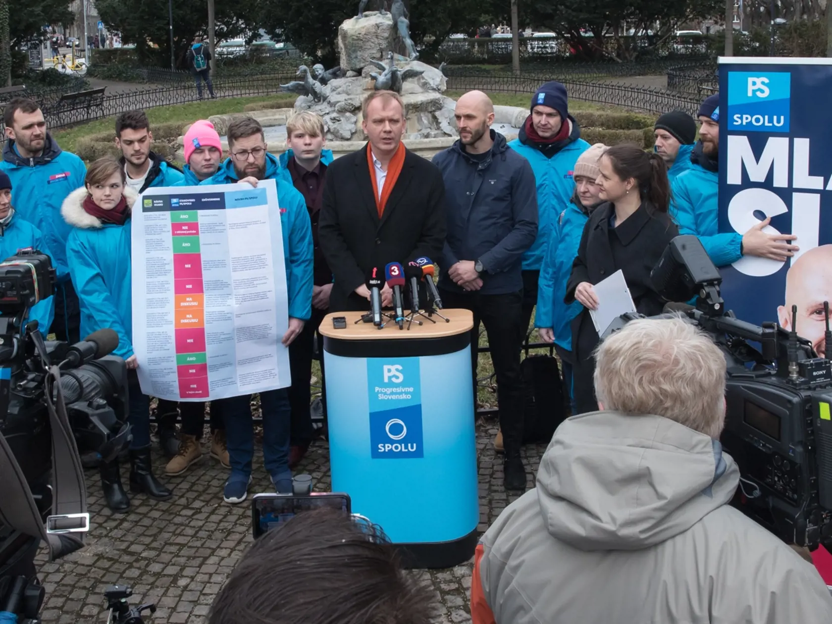 Spoločná tlačovka politických strán Progresívne Slovensko a Spolu v parku na Šafárikovom námestí. Na snímke je Miroslav Beblavý a Michal Truban.