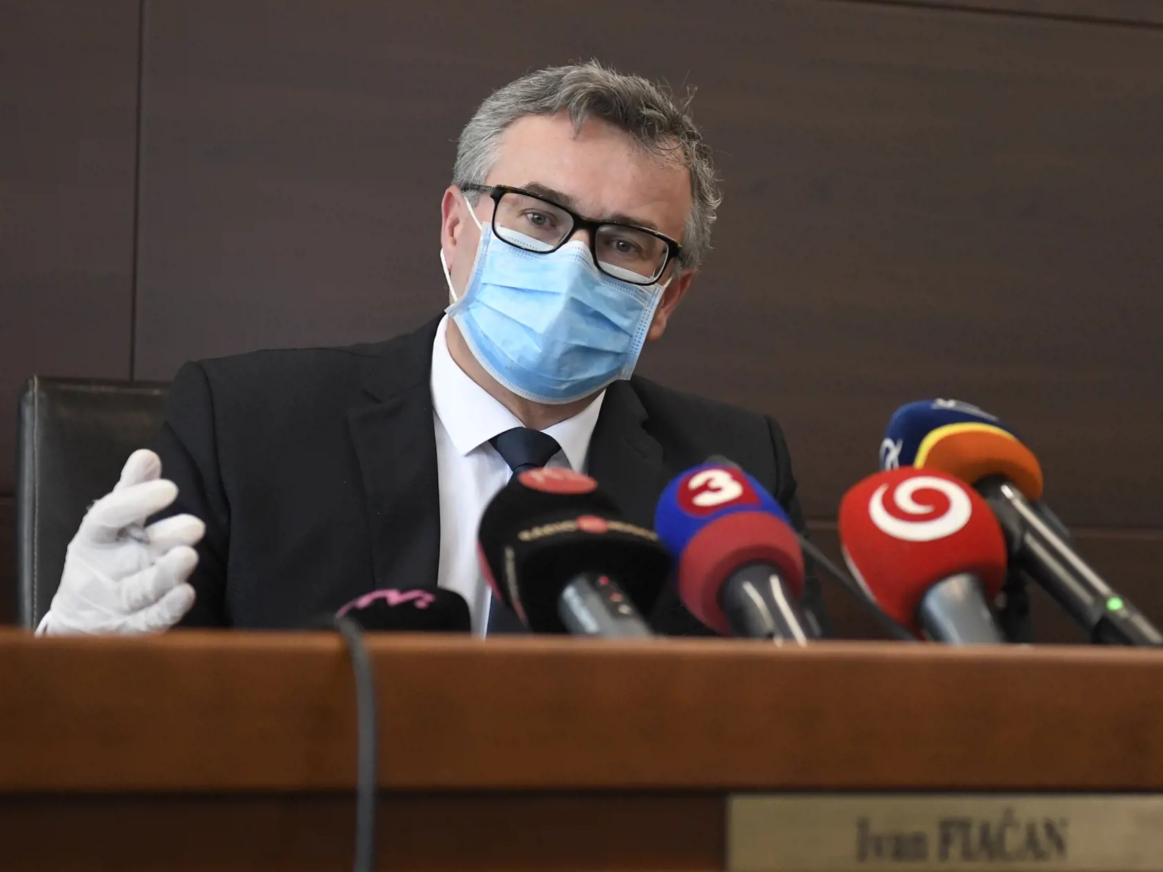 Brífing predsedu Ústavného súdu Slovenskej republiky Ivana Fiačana k rozhodnutiu Ústavného súdu Slovenskej republiky vo veci vedenej pod sp. zn. PL. ÚS 13/2020 (Korona), vyjadrenie k vzdaniu sa funkcie sudcu ústavného súdu Mojmíra Mamojku v Košiciach 13. mája 2020.