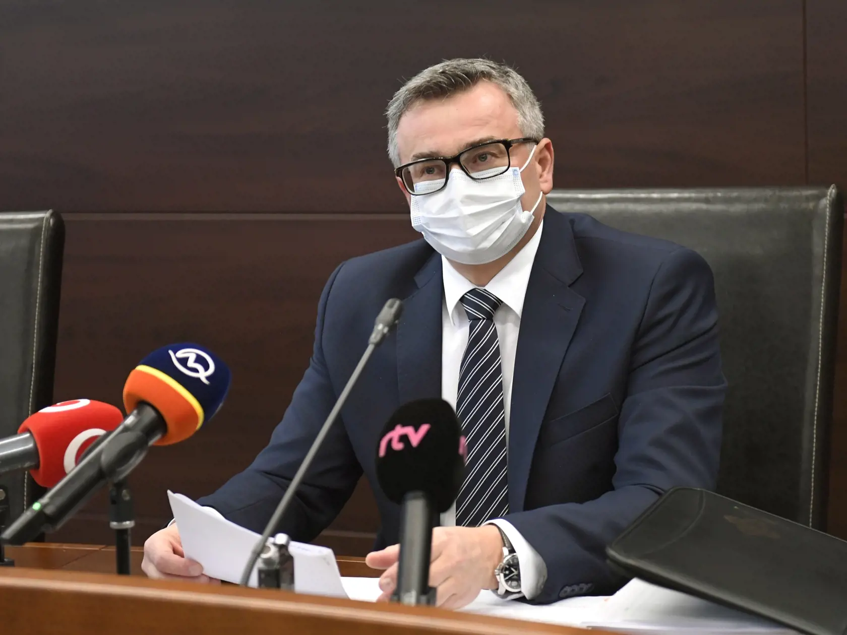 Predseda ÚS SR Ivan Fiačan počas oznámenia rozhodnutia ÚS SR po neverejnom zasadnutí pléna ÚS. Uznesenie vlády o vyhlásení núdzového stavu od 1. októbra je v súlade s Ústavou SR a ústavným zákonom o bezpečnosti štátu v čase vojny, vojnového stavu, výnimočného stavu a núdzového stavu. V Košiciach, 14. októbra 2020.